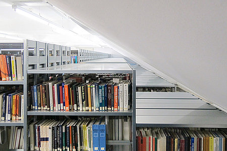 Bücherregale in unterschiedlichen Höhen.