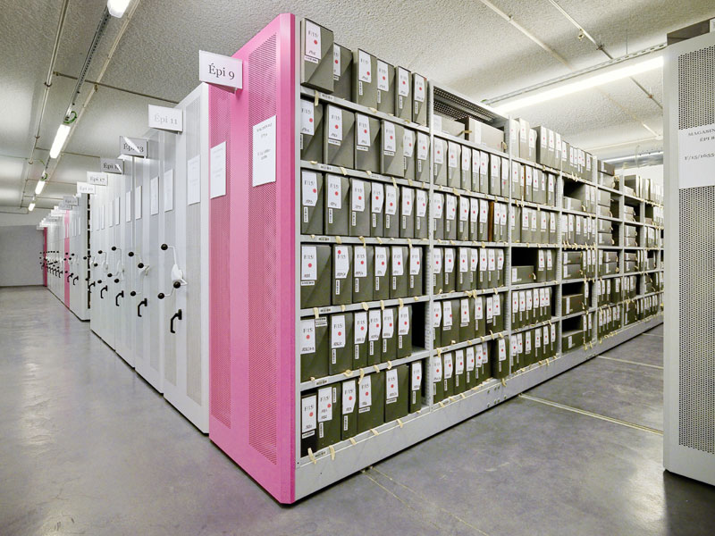 Verfarbare Archivregalanlage mit gelochten Vorsatzwänden in rosa und weiß